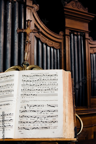 livre de messe bible et orgue dans une église catholique