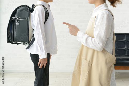 小学生の子どもを叱る・励ます photo