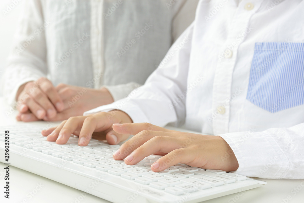 パソコンを使う子どもの手