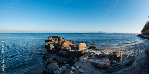 Mittelmeer und Vulkan in Horizont im Süden auf der Insel Kos Griechenland © ShDrohnenFly