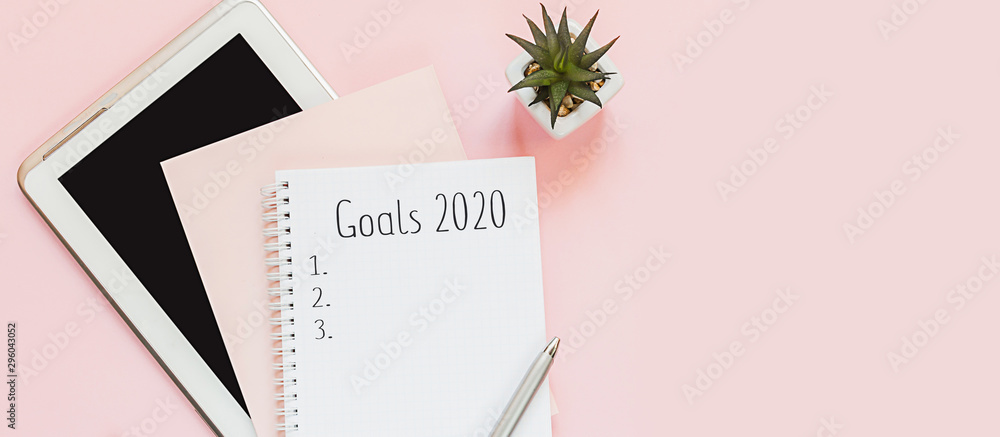 Plakat Widok z góry płaskiego pulpitu i notesów do zapisywania celów i planów. Cel noworoczny 2020, plan, tekst akcji na notatniku z akcesoriami biurowymi. Motywacja biznesowa, koncepcja inspiracji.