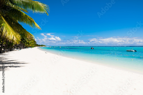 Fototapeta Naklejka Na Ścianę i Meble -  Tropical scenery - beautiful beach with blue ocean and clear sky of Mauritius island