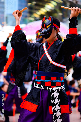 よさこいを踊る黒い装束の女性たち