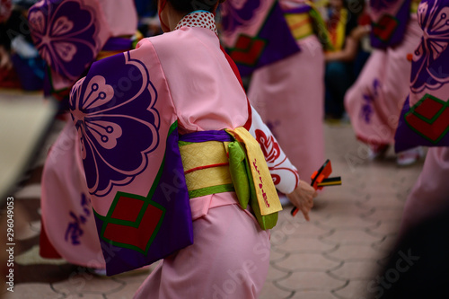 よさこいを踊る和服の女性たち photo