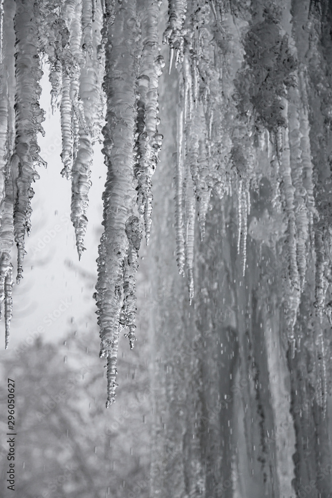 Eiszapfen Uracher Wasserfall gefroren Winter Tropfen Schneeflocken schwarz weiß Bad Urach Wasserfall Deutschland H2O Schwaben Attraktion Kristlle transparent