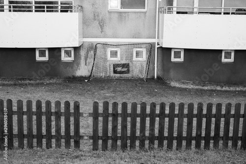 Schiefes Fussballtor steht vor einem neu erbauten Wohnhaus im Vorort Grafavogur bei Reykjavik. 