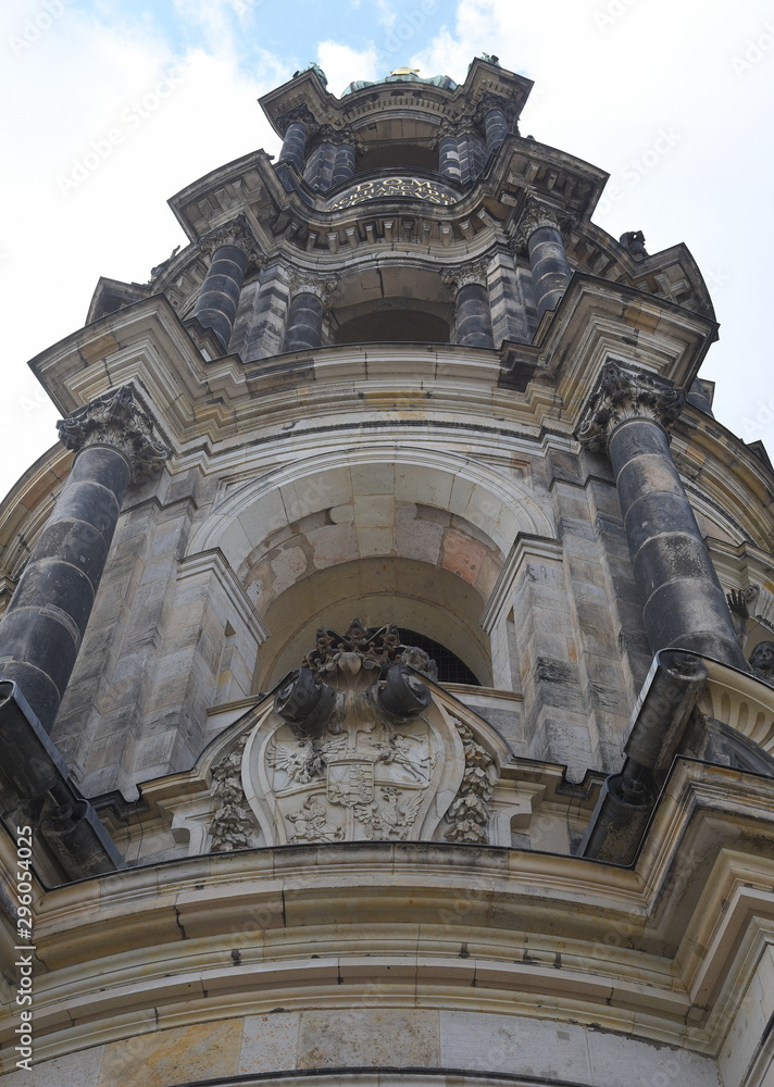 Schmuckreiche Fassade der katholische Hofkirche zu Dresden