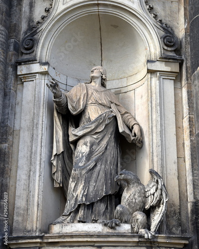 Fotografiet Statue des Evangelisten Johannes an der Fassade der Hofkirche