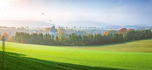 Herbstlandschaft mit Kirche auf dem Land