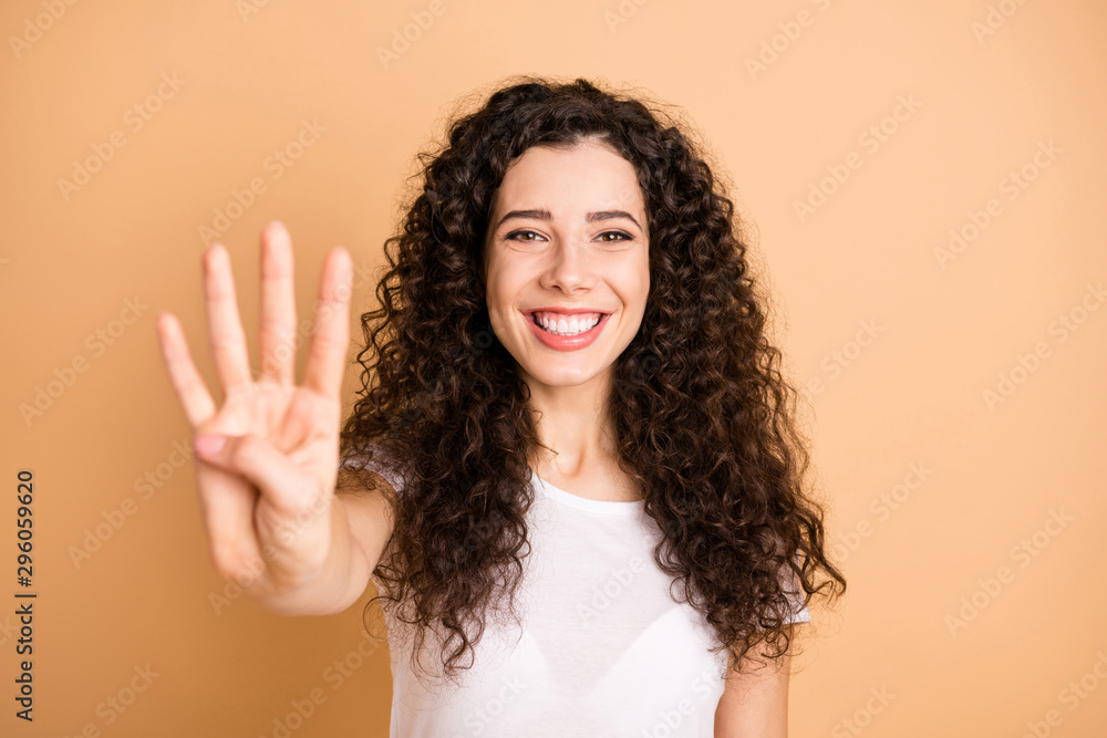 Φωτογραφία Closeup photo of amazing lady raising hand showing four fingers starting countdo