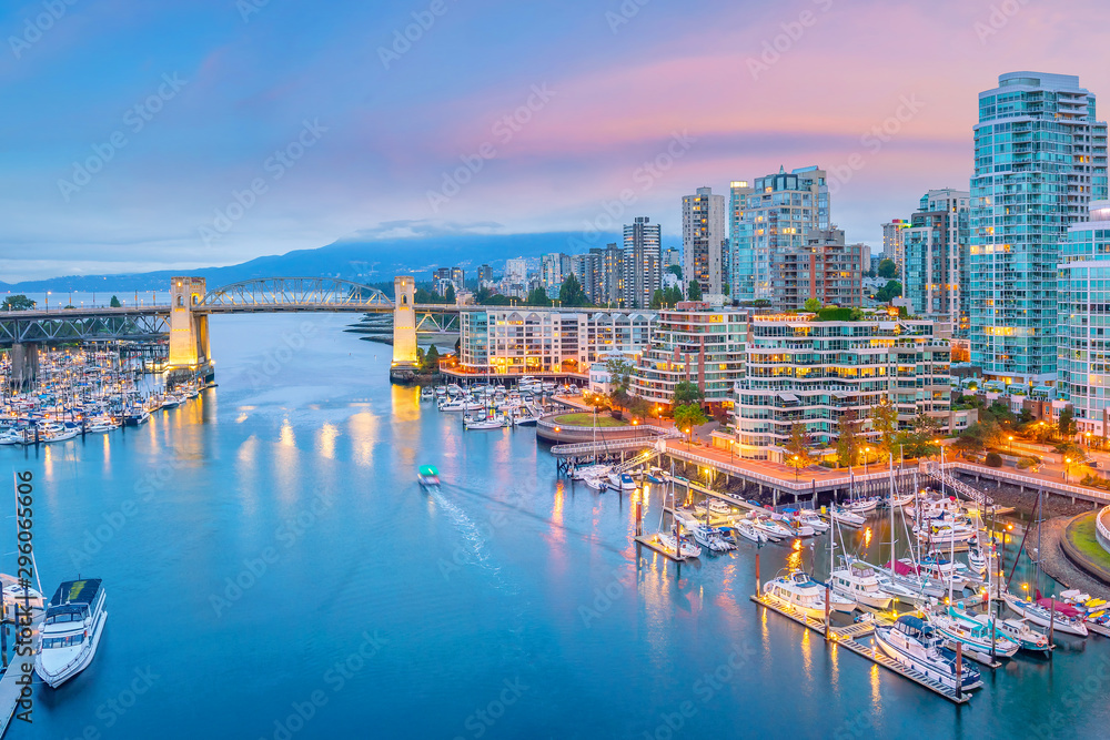 Obraz premium Piękny widok na panoramę centrum Vancouver, Kolumbia Brytyjska, Kanada