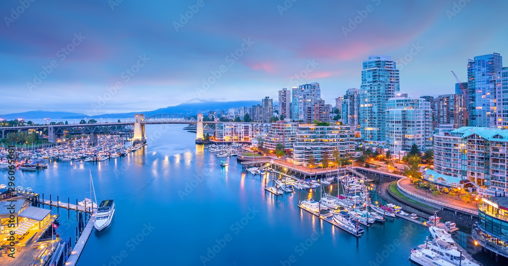 Obraz premium Piękny widok na panoramę centrum Vancouver, Kolumbia Brytyjska, Kanada