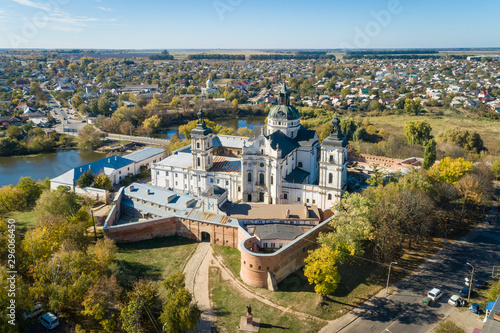 Foto Aerial autumn view of Monastery of the Bare Carmelites in Berdichev, Ukraine