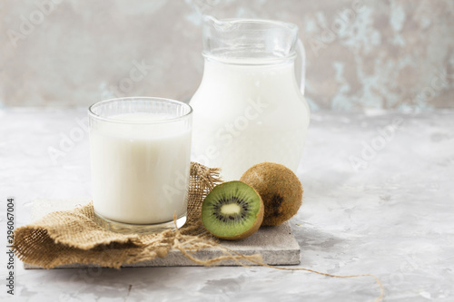 Foto Fresh blended kiwi protein smoothie with yogurt or milk in glass jar, healthy ea