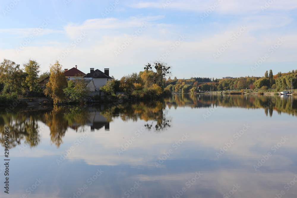 Obraz premium Autumn trees are beautiful by the river