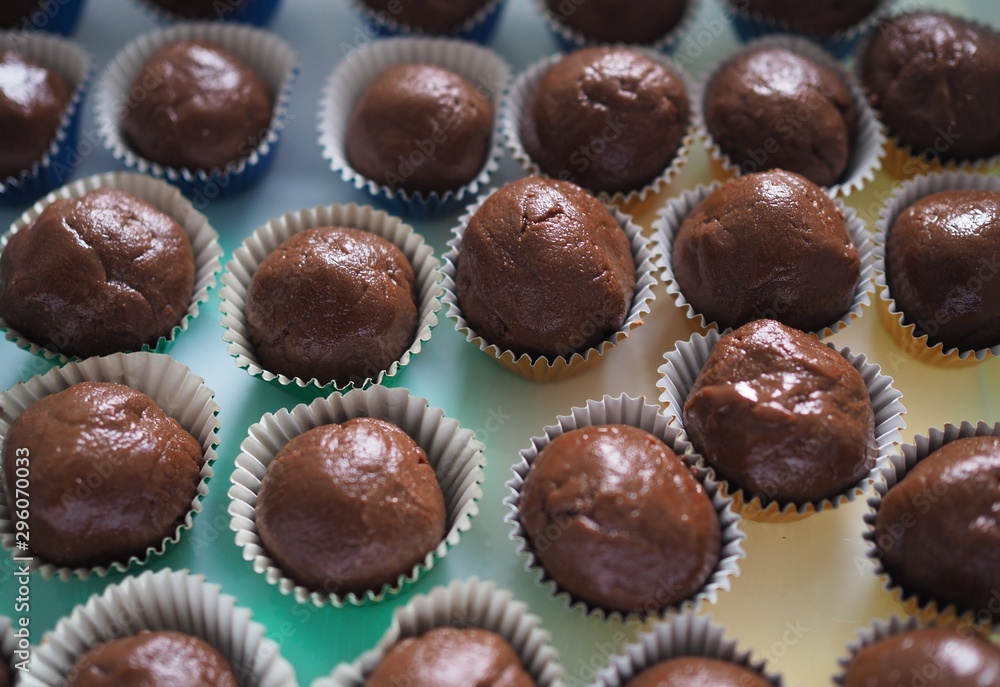 Bombones caseros vistos desde arriba. Fondo para repostería casera Bombones caseros vistos desde arriba. Fondo para repostería casera