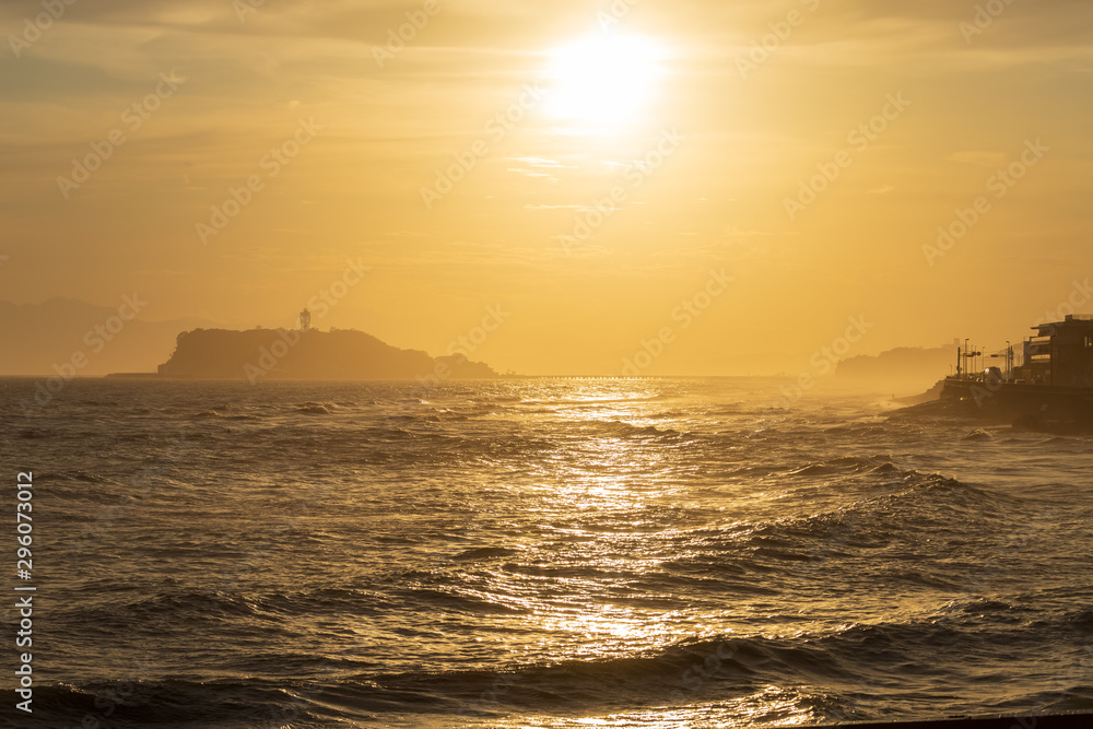 海と空を黄金色に染める江の島の夕日