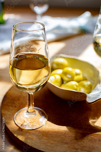 Photo Sherry wine tasting, dry fino, manzanilla or palomino jerez fortified wine in gl