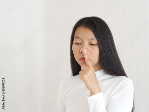 nasal flaring in woman and she touching her nose, Causes of asthma or epiglottitis or bronchiolitis and patients admitted to the test by examination arterial blood gas photo