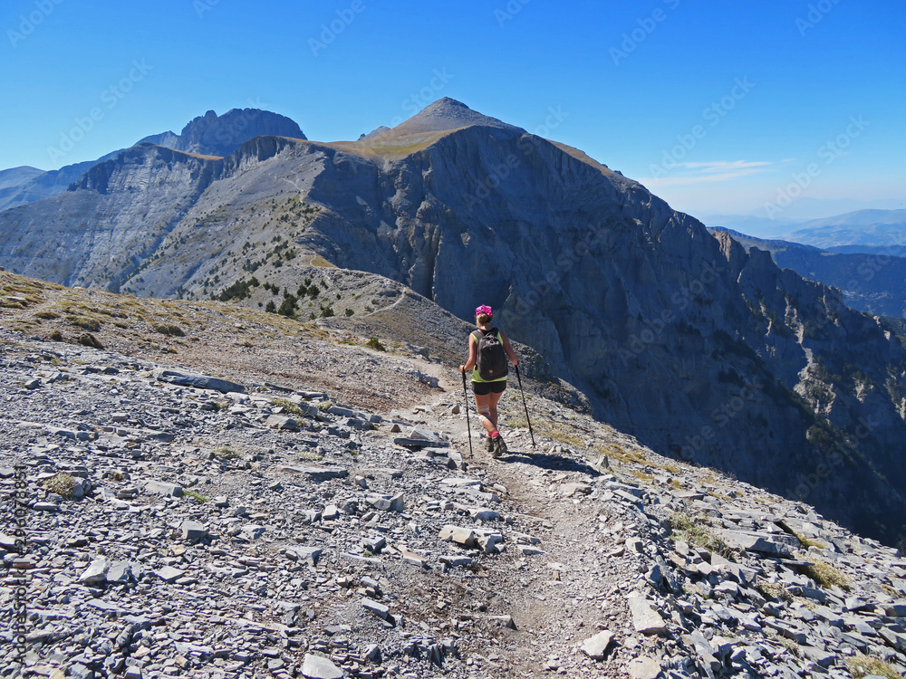 Bergwandern und Erfolg beim Erreichen des Gipfels Bergwandern und Erfolg beim Erreichen des Gipfels