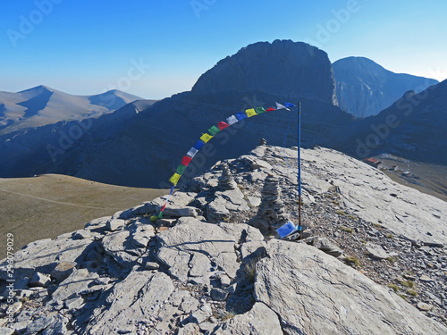 Bergwandern und Erfolg beim Erreichen des Gipfels photo