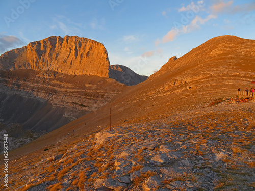 Bergwandern und Erfolg beim Erreichen des Gipfels photo