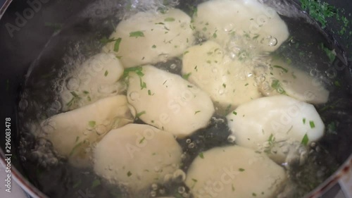 Papas hirviendo en una olla con agua caliente 