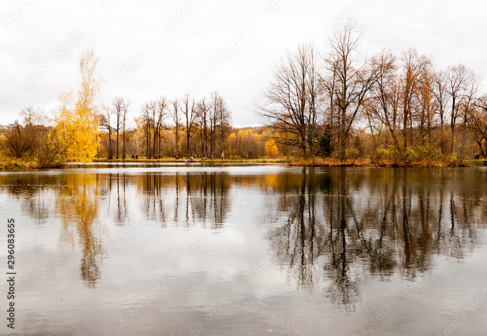 Obraz premium Russia, Moscow Region - October 13, 2019: Beautiful autumnal view of pond in manor Serednikovo in Firsanovka.