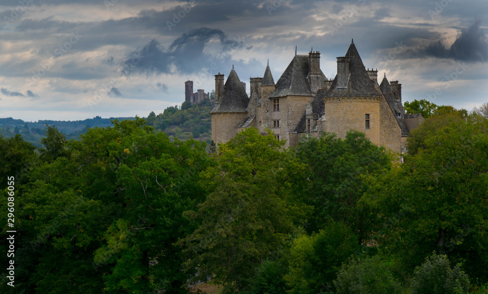 Blick auf das Chateau Martel und die Türme von St. Céré im Vallée de la Dordogne Blick auf das Chateau Martel und die Türme von St. Céré im Vallée de la Dordogne