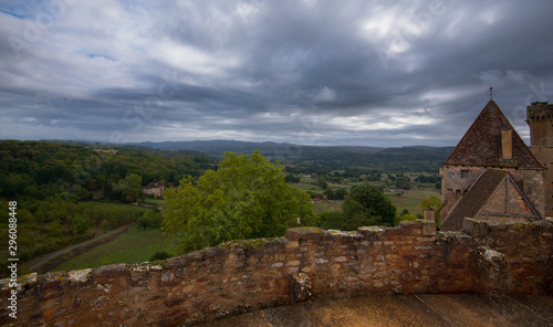 Landschaft im Vallée de la Dordogne nahe St. Cèrè und Castelnau-Bretenoux photo