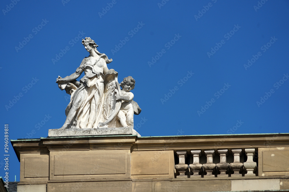 Neues Schloss Stuttgart -Statuen auf dem Dach