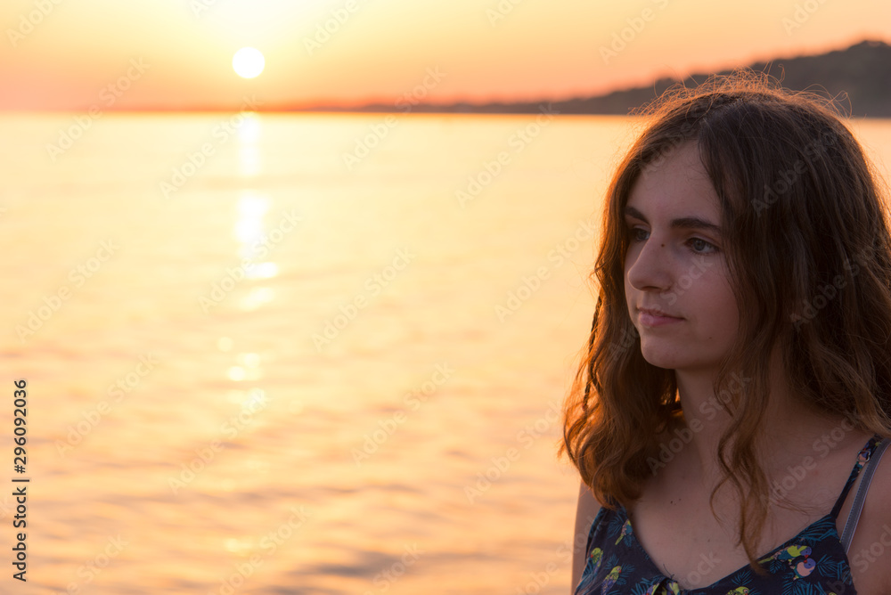 portrait d'une belle jeune fille adolescente avec un coucher de soleil romantique portrait d'une belle jeune fille adolescente avec un coucher de soleil romantique