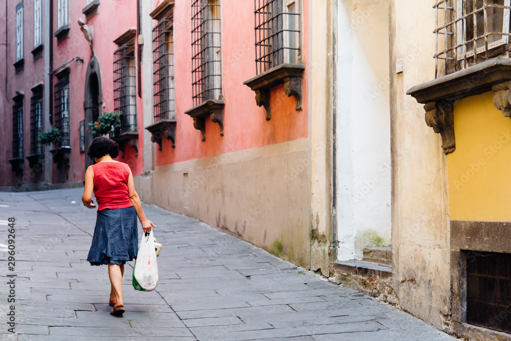 Une femme marchant dans une rue en Italie. Une vieille rue italienne. 