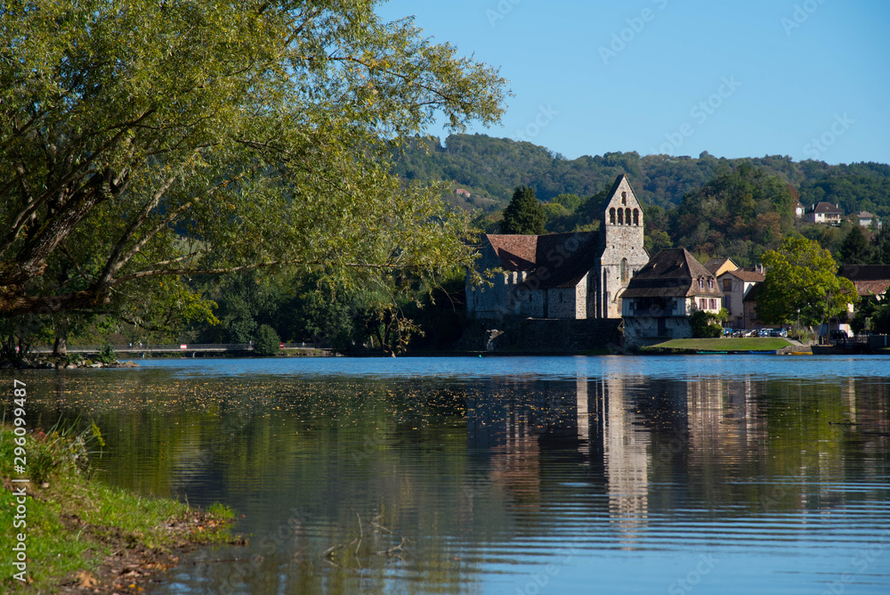 Das Ufer der Dordogne bei Beaulieu sur Dordogne Das Ufer der Dordogne bei Beaulieu sur Dordogne