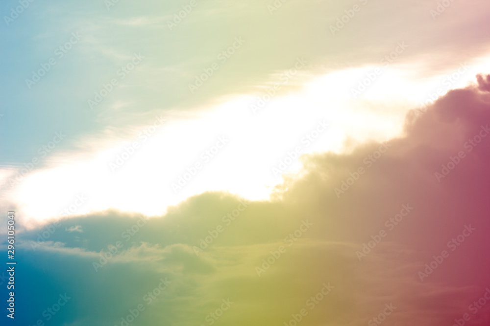 Obraz premium A soft fog cloug background with pastel colored orange to blue gradient