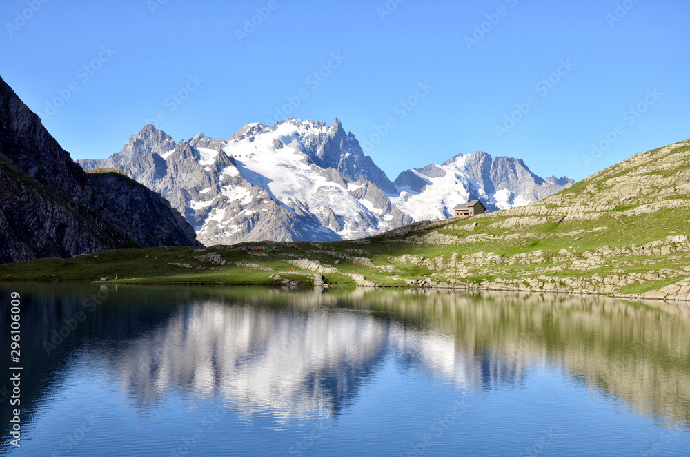 Lac de Goléon dans les Alpes Françaises, en face du pic de la Meije parc national des écrins