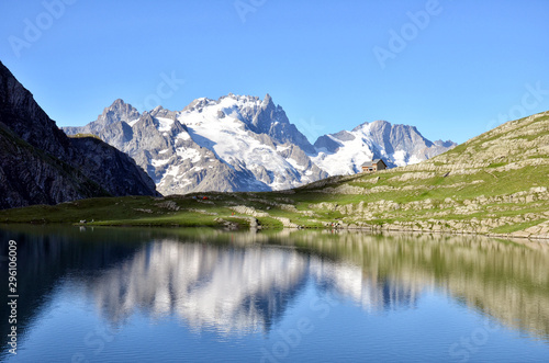 Fototapeta Naklejka Na Ścianę i Meble -  Lac de Goléon dans les Alpes Françaises, en face du pic de la Meije parc national des écrins