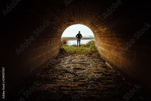 un homme au bout du tunnel