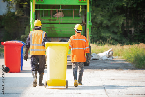 Professional staff do environmental transportation, preliminary management, recycling waste.