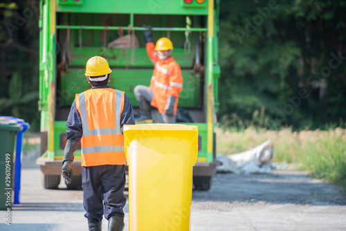 Fotografi Professional staff do environmental transportation, preliminary management, recycling waste