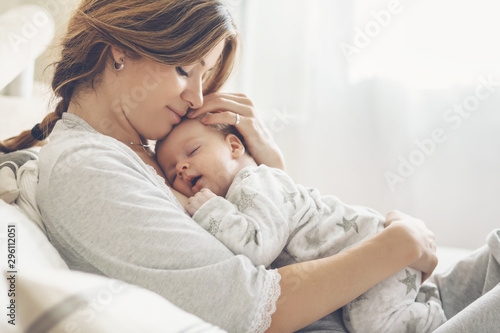 Fotografia Loving mom carying of her newborn baby at home