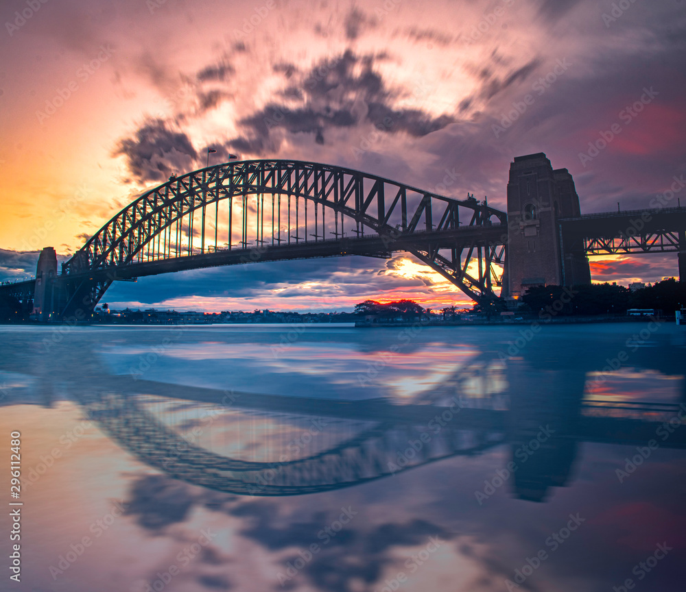 Naklejka premium sydney harbour bridge o zachodzie słońca
