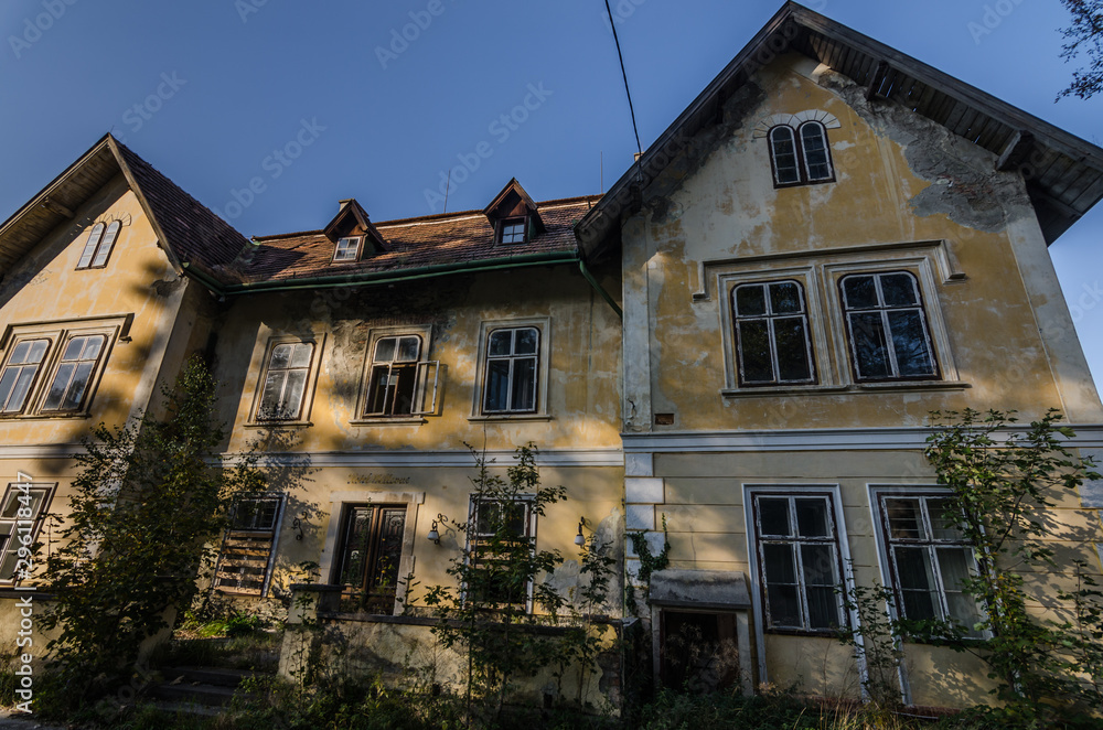 verlassenes hotel im gebirge ansicht verlassenes hotel im gebirge ansicht