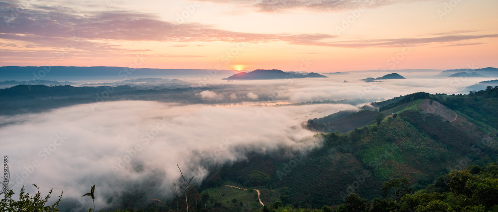 Obraz premium Sunrise and the mist in winter morning