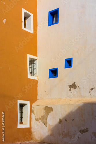 Varied windows in a corner © Vicente Sargues