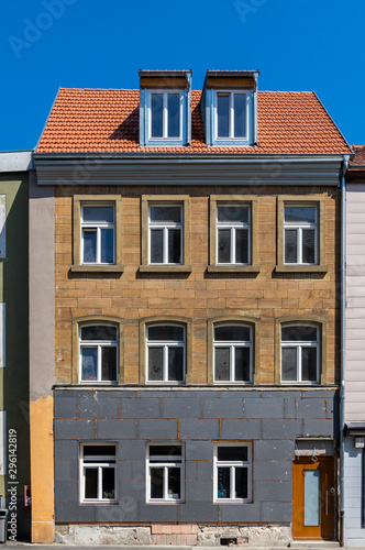 Wärmedämmung und Sanierung eines Wohnhauses mit 3 Stockwerken in einer deutschen Kleinstadt,  die oberen Stockwerke sind mit Sandstein gebaut © Marc Bode
