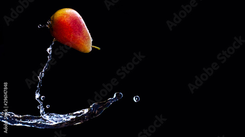 fliegende Birne im Wasserstrahl