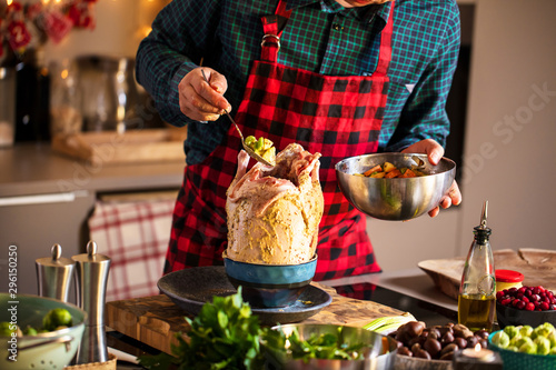 Mann bereitet leckeres und gesundes Essen in der häuslichen Küche zu Weihnachten zu (Weihnachtsente oder gans) photo