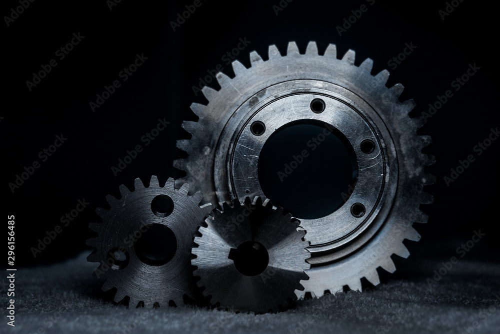 Zahnräder aus Metal mit schwarzen Hintergrund Zahnräder aus Metal mit schwarzen Hintergrund
