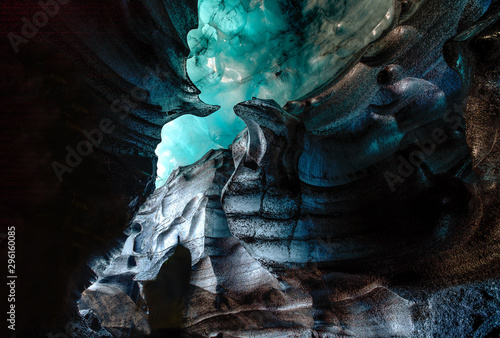 Fototapeta Jaskinia lodowa niebieski kryształ, pod ziemią pod lodowcem w Islandii, Europa